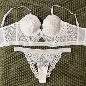 NWOT VS Very Sexy Ivory Lace Long Line Plunge Bra & L Peekaboo Panty Set